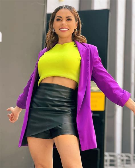 Gaby Ramírez enseña sus espectaculares curvas tomando el Sol en la playa