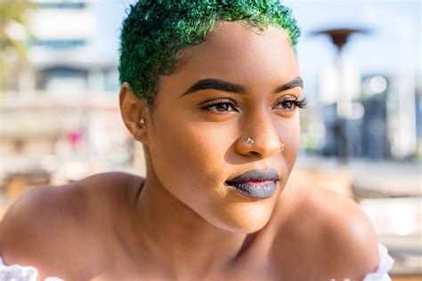 NATURAL SHORT HAIR GREEN Natural makeup with dark lip IG: @lorynbarbosa