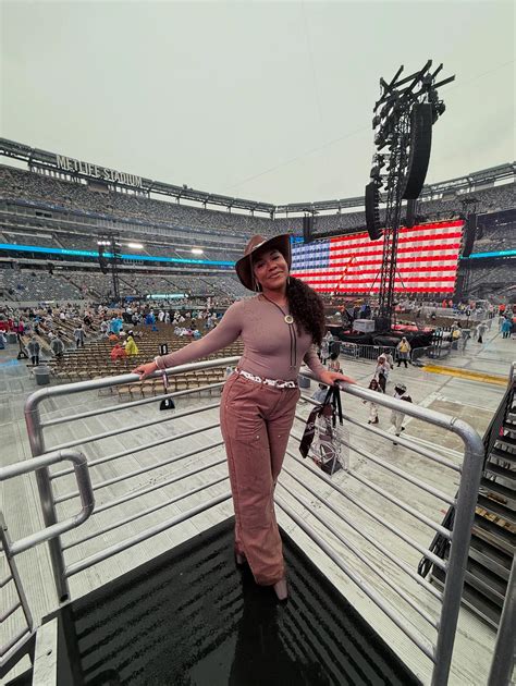 Kiyana Lewis (@kiyanalewiswx) • Instagram photos and videos