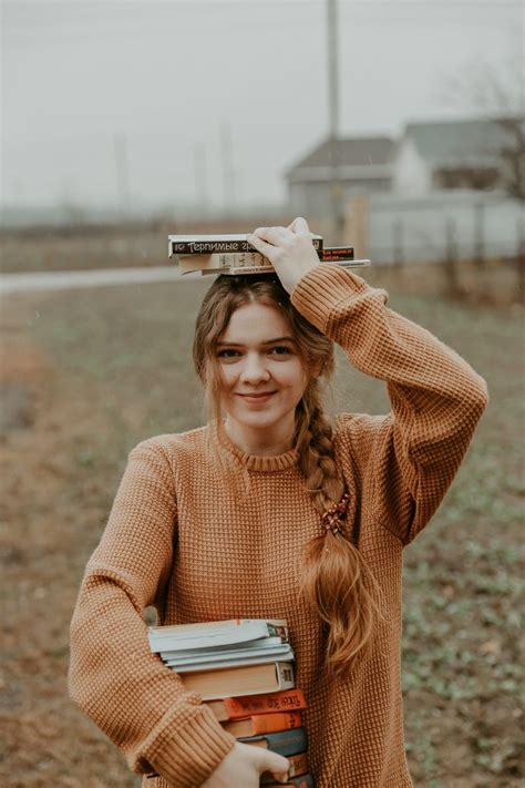 Фото с книгой | Book photography instagram, Book photography, Book ...