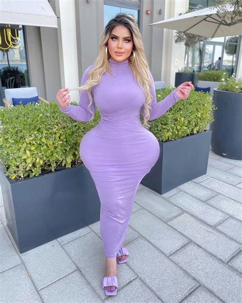 DANGEROUS CURVES: Going Pear-Shaped For Extreme Hourglass Influencer