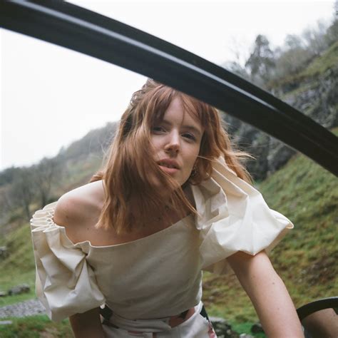 Charlotte Clark releases her beautiful EP 'Warm Weather' - CelebMix