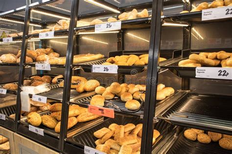 Внутри супермаркета Lidl редакционное фотография. изображение ...