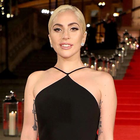 Lady Gaga Jung : Lady Gaga Entschuldigt Sich Fur Ihre Zusammenarbeit