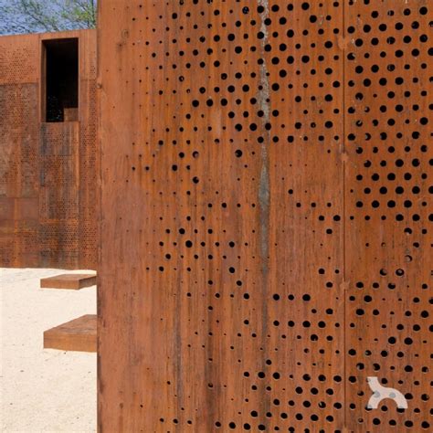 Fachada acero corten perforado | Acero corten, Diseño de puerta de ...