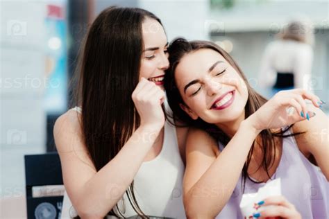 Фотография на тему Девушки веселятся | PressFoto