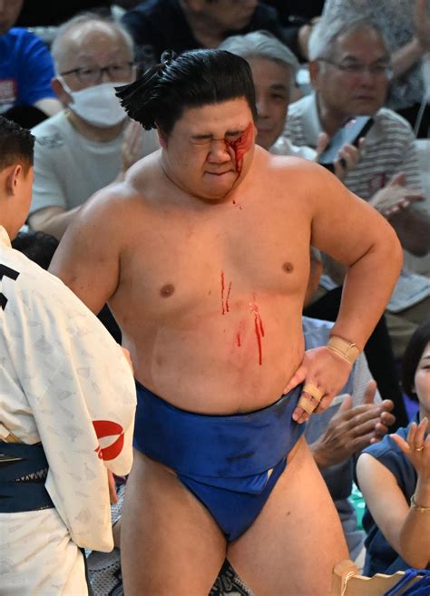 新入幕の6代目藤ノ川、取り直しの激戦の末に血まみれの勝利 - 大相撲写真ニュース : 日刊スポーツ