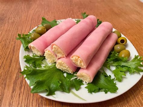 Рулетики из ветчины с сыром и чесноком - рецепт приготовления