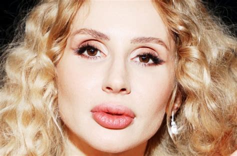 "Не отстает от звездной наследницы": мама Лободы переманила фанатов ...