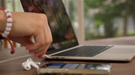 Comparação de vídeo: MacBook Air com M2 vs. MacBook Pro com M2 Pro - BR ...
