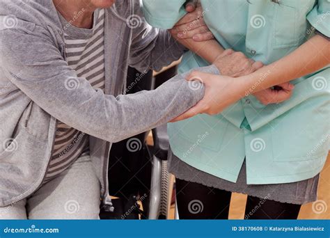 Hjälpsam sjuksköterska arkivfoto. Bild av sittande, sjukdom - 38170608