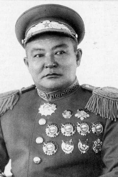 Монгол Ардын хувьсгалт цэргийг маршал Х.Чойбалсан командалж ...