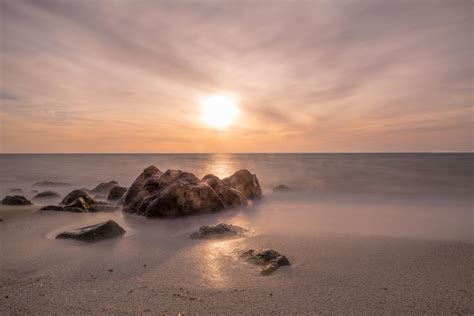 Непроглядный дым над водой на закате · бесплатная фотография