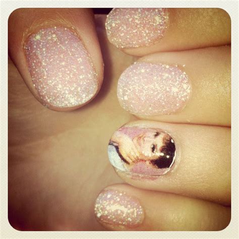 Ariana Grande Pink Glitter, Photographs, Portrait Nails | Steal Her ...