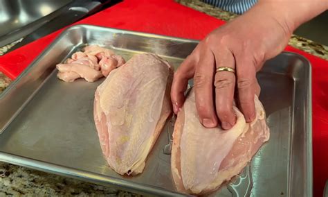 Самый правильный способ жарки куриной грудки на сковороде: мясо не ...