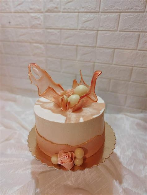 Cake with isomalt decoration - Decorated Cake by RekaBL86 - CakesDecor