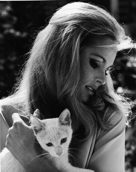 Dazzling Divas: Photo Portret Ursula Andress