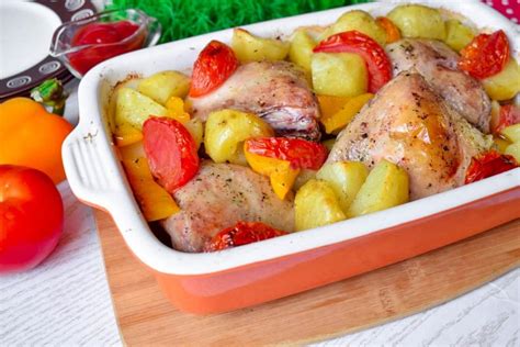картошка с курицей и замороженными овощами в духовке