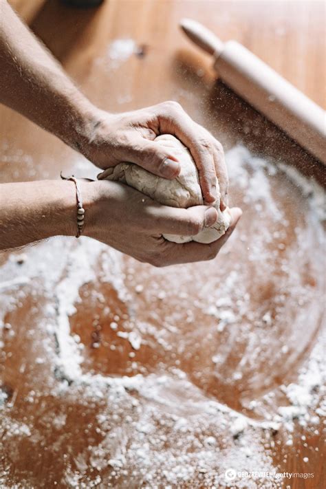 Тісто для пельменів, як правильно і вдало приготувати на молоці, воді ...