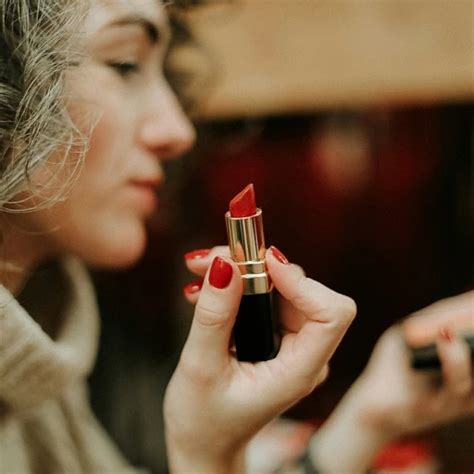 Gold glitter: the ultimate guide to luxury cosmetics - Stars