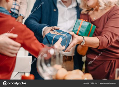 Презентация подарков стоковое фото ©ArturVerkhovetskiy 170232134