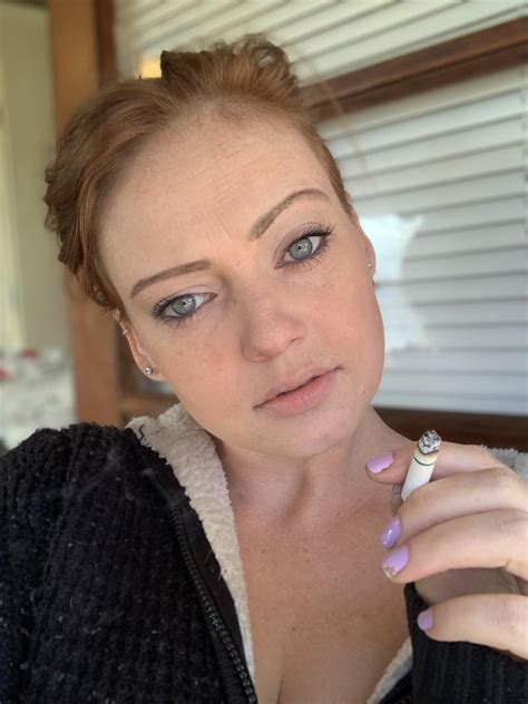 Anna Zapala : r/smokingfetish