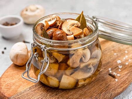 Мариновани гъби с оцет, олио, бахар, чесън и магданоз в буркани (зимнина)