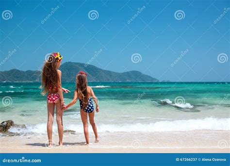 Kinder am Strand stockbild. Bild von tätigkeit, draussen - 67266237