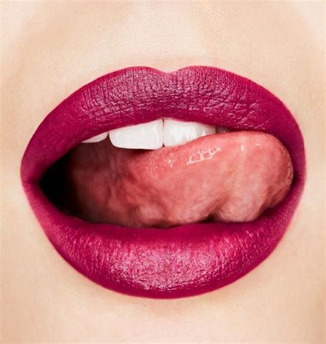 BERRY lips...YES PLEASE! Shade = 'RED & BERRIED' with a 'SHINE' finish ...