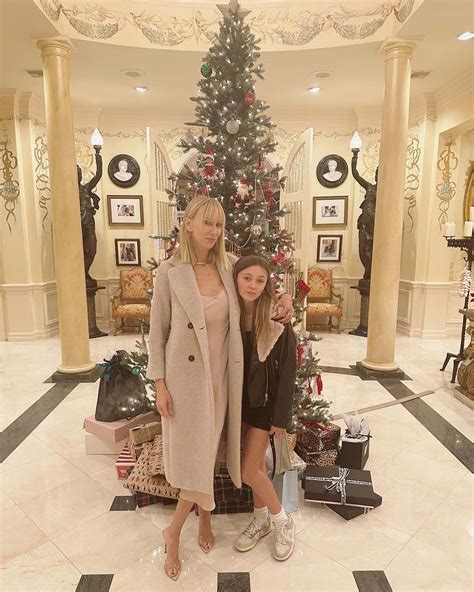 Kimberly Stewart and Benicio Del Toro’s Rare Photos With Daughter