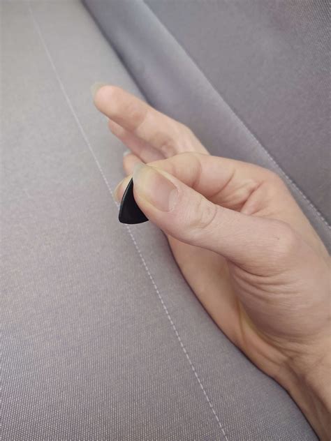 how to hold a pick 1