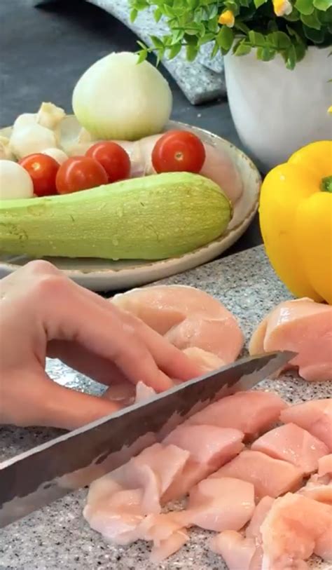 Куряче філе з овочами – рецепт | FoodOboz