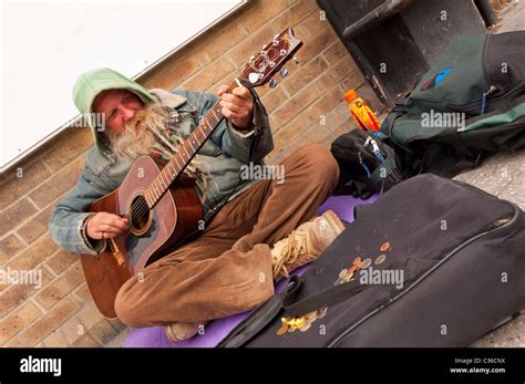 Busker buskers musicians guitar hi-res stock photography and images - Alamy