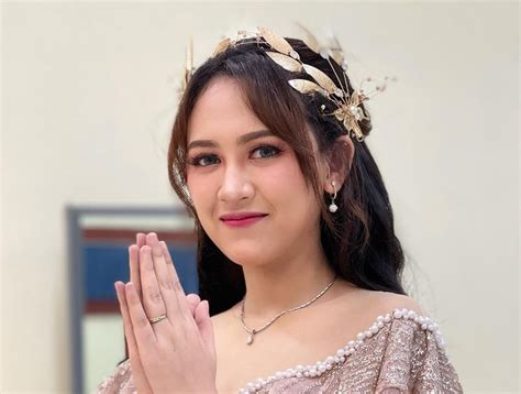 biodata happy asmara biografi profil lengkap agama keluarga umur