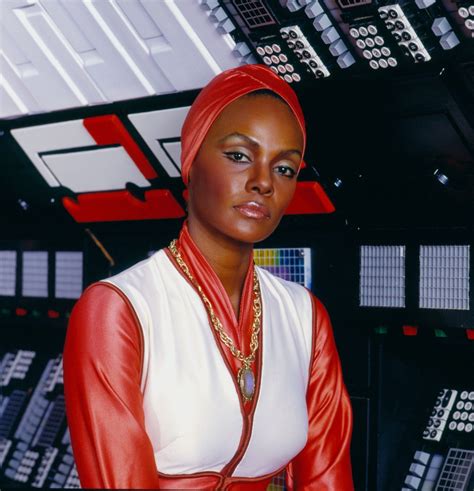 Tamara DOBSON : Biographie et filmographie