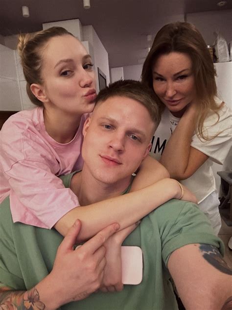 Мама Ксюша и бабушка Наташа))) Когда я привыкну к их новых ролям?😀