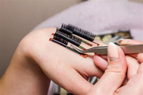 Наращивание ресниц в салонах красоты