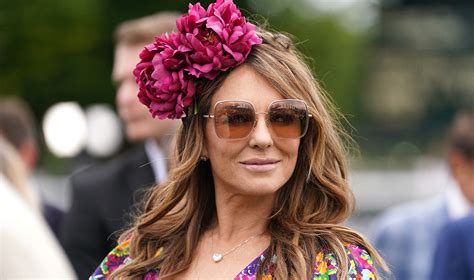 Liz Hurley 57 ans, dévoile sa poitrine dans une robe fleurie au