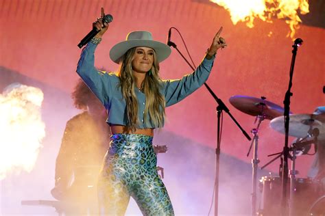 Lainey Wilson Weight Loss: See Before and After Photos | Life & Style