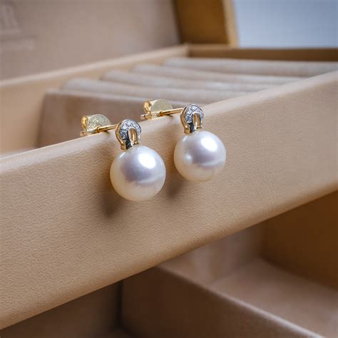 Обеци 14K злато с 8мм бели перли и 10 диаманта - YUNO Pearls