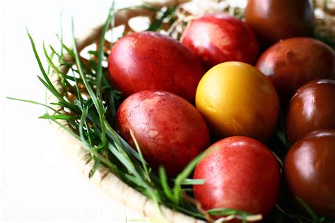 Ouă vopsite natural, o metodă simplă și ieftină, cu ingrediente la îndemână