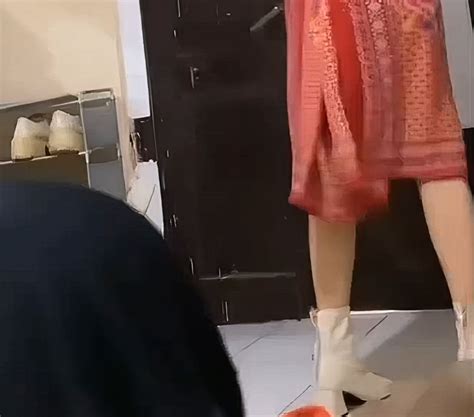 Viral Cewek Fashion Show di Kamar Cuma Pakai Daster, Netizen Berebut ...