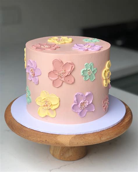 Painted buttercream flowers for a... - Secret Weapon Cakes