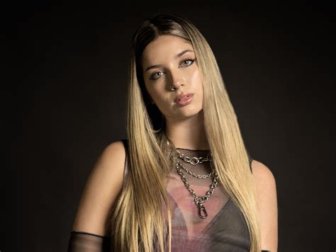 Agus Padilla lanzó su EP debut «MODO PERREO» acompañada de referentes