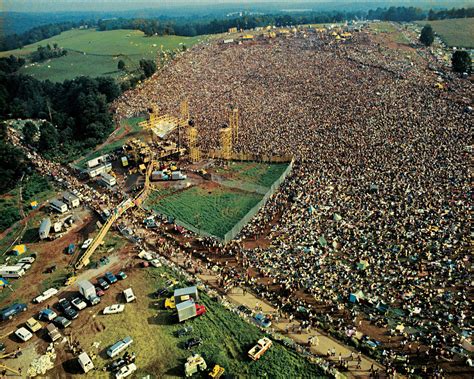 Aerial view of over 400,000 people at the Woodstock, 1969. : r/BrysGoodies