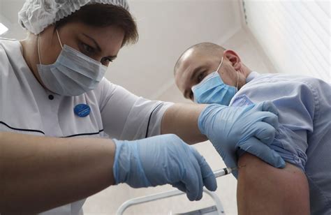 Спутник V вакцинаар тариулахдаа хоёр сарын турш архи хэрэглэхгүй байх ...