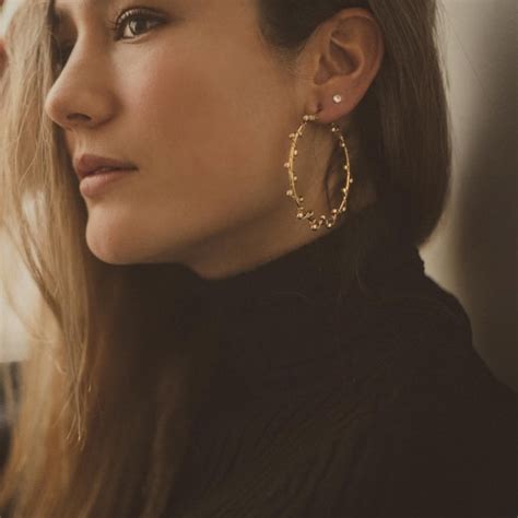 quick guide    wear hoop earrings casually  fashion blog