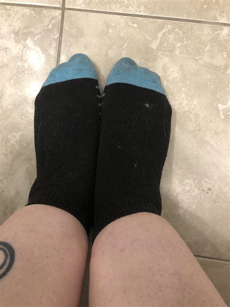 Put your nose between my sweaty toes : r/smellysocks