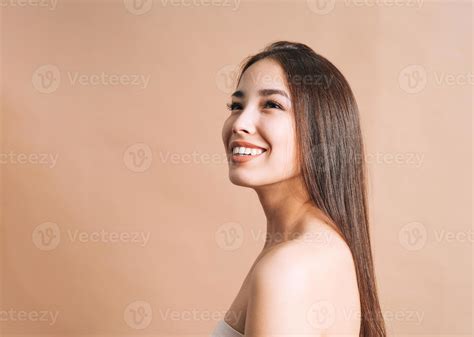 Beauty nude portrait of happy young beautiful asian woman with healthy