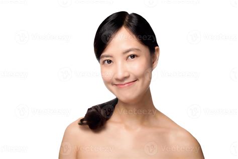 retrato de una hermosa joven asiática limpia el concepto de piel